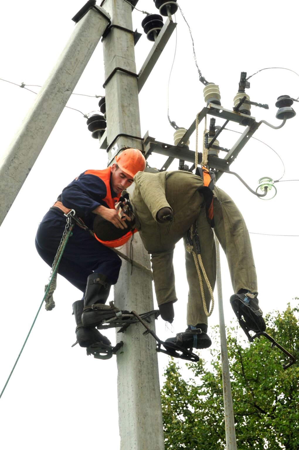 How Many Linemen Die a Year: Unveiling Risks & Stats