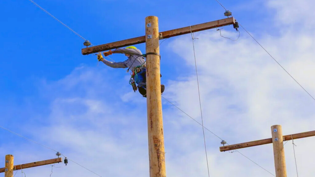Lineman training on Pole